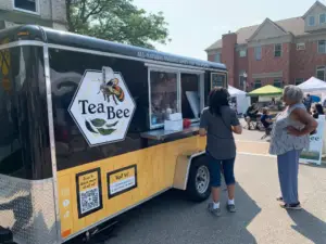 2022-08-19 Tiffany & Beverly at Tea Bee Lemonade truck
